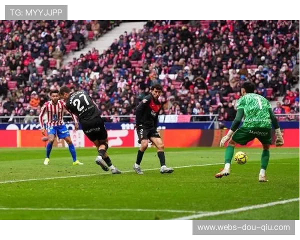 索博斯洛伊任意球世界波破门，安菲尔德雨中沸腾