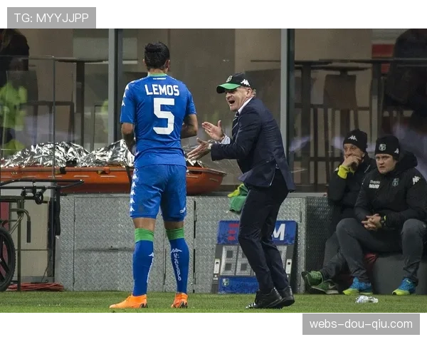 教练动态:萨索洛确认主帅迪奥尼西下课,U19主帅暂时接管一线队 教练动态:萨索洛确认主帅迪奥尼西下课,U19主帅暂时接管一线队